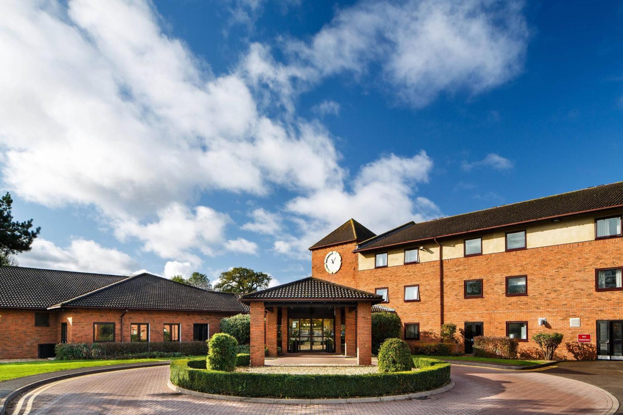 Delta Hotels By Marriott Milton Keynes Exterior foto
